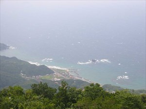 大麻山山頂から見た日本海と高島