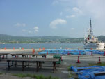大島付近から眺めた長浜町と海上保安庁の巡視船