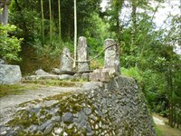 三角神社・三柱の石