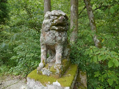 石見銀山の佐毘売山神社の狛犬・阿・座型