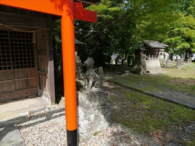 城上神社・境内社の稲荷神社・狐像