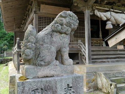 横から見た城上神社の狛犬・吽・座型