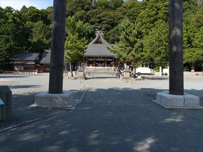 物部神社・鳥居と拝殿
