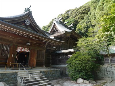 物部神社・拝殿と本殿