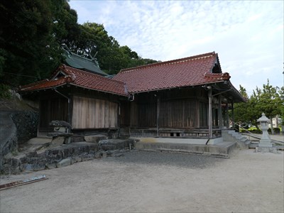 野井神社・横から見た拝殿と本殿