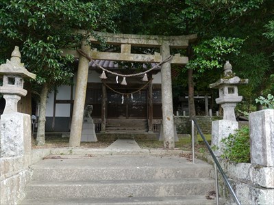霹靂神社・鳥居と拝殿