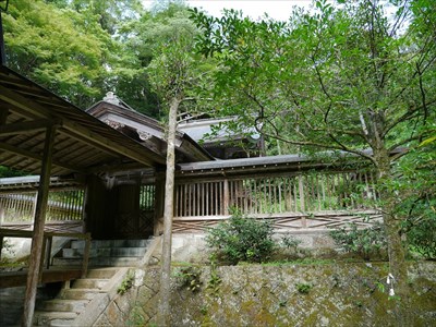 井戸神社・玉垣に囲われた本殿