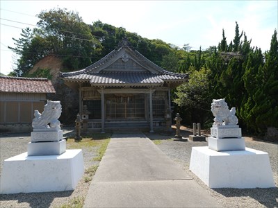 韓神新羅神社・拝殿と狛犬。