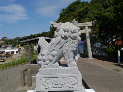 韓神新羅神社の狛犬・阿。