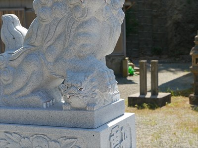 韓神新羅神社の狛犬・吽と子獅子。