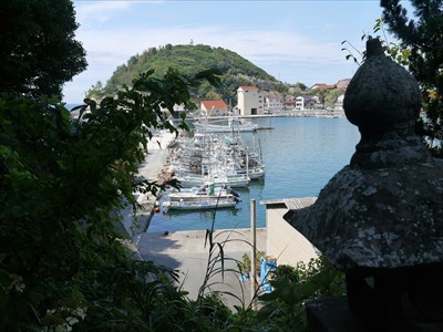韓神新羅神社の境内から見た大浦漁港。