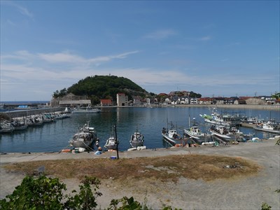 韓神新羅神社の境内から見た大浦漁港。
