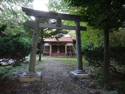 三瓶山神社・鳥居と拝殿