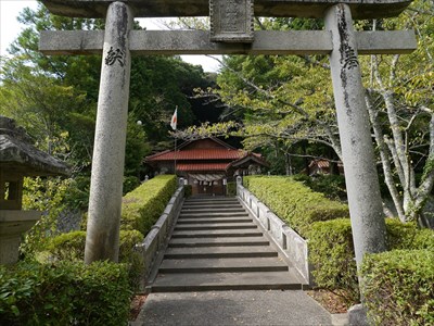 山邊八代姫命神社の鳥居と拝殿
