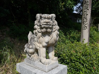 岩根神社の狛犬・吽・座像