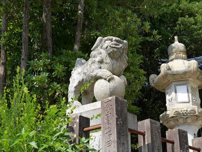岩根神社の狛犬・吽・玉乗り型