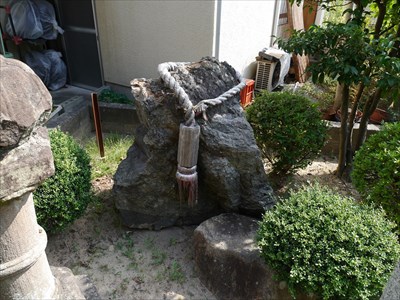 岩根神社・隠れ岩