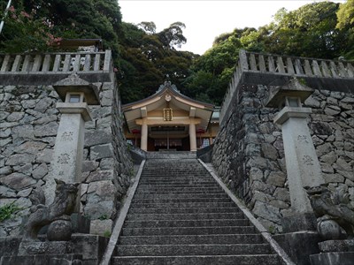 階段の間から覗く山辺神社の拝殿
