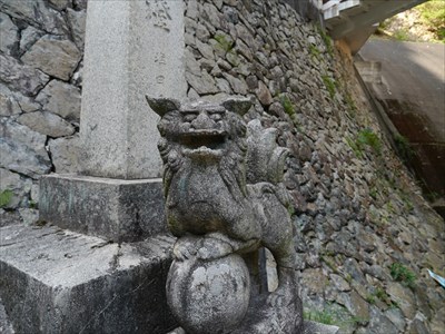 山辺神社の狛犬・阿・座像・玉乗り型