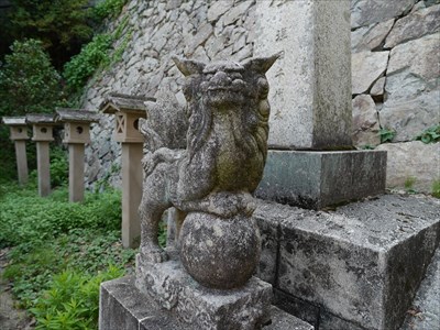 山辺神社の狛犬・吽・座像・玉乗り型