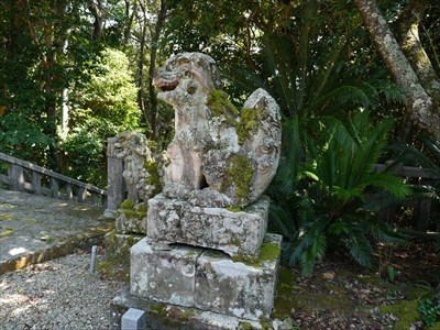 島根県江津市の津門神社の狛犬・阿・横から見た座像