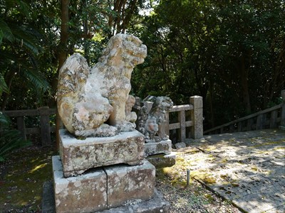 島根県江津市の津門神社の狛犬・吽・横から見た座像