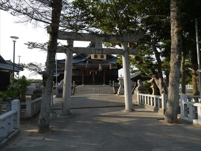 敬川八幡宮・鳥居と拝殿