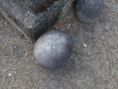 天津神社・境内の力石