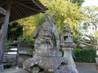 島根県邑智郡美郷町の天津神社の狛犬・阿・構え型