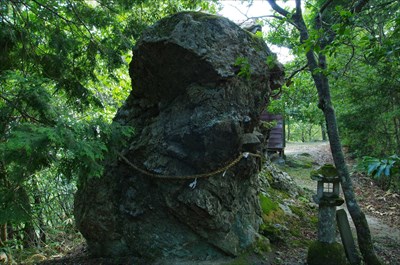 龍岩神社・正面から見た龍岩。注連縄が張ってある