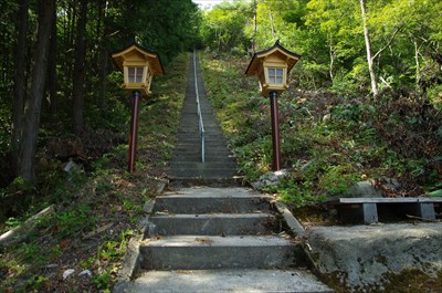 龍岩神社・400段以上ある階段を上る