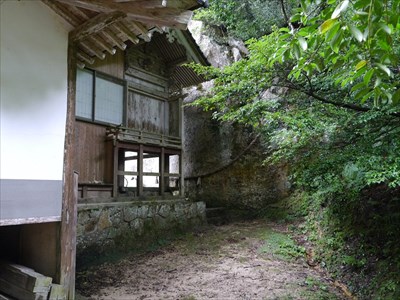 志都岩屋神社・本殿裏の巨岩