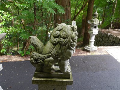 志都岩屋神社の狛犬・阿