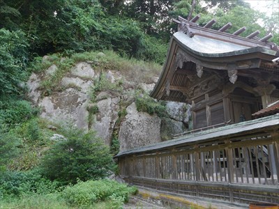 三宮神社・本殿と巨岩