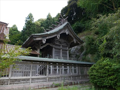 三宮神社・本殿と巨岩