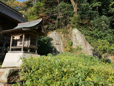 須賀神社・本殿裏の巨岩