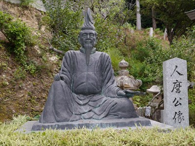 高津柿本神社・人麻呂公像
