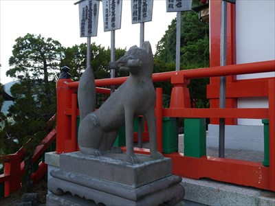 太鼓谷稲荷神社・拝殿の狐像